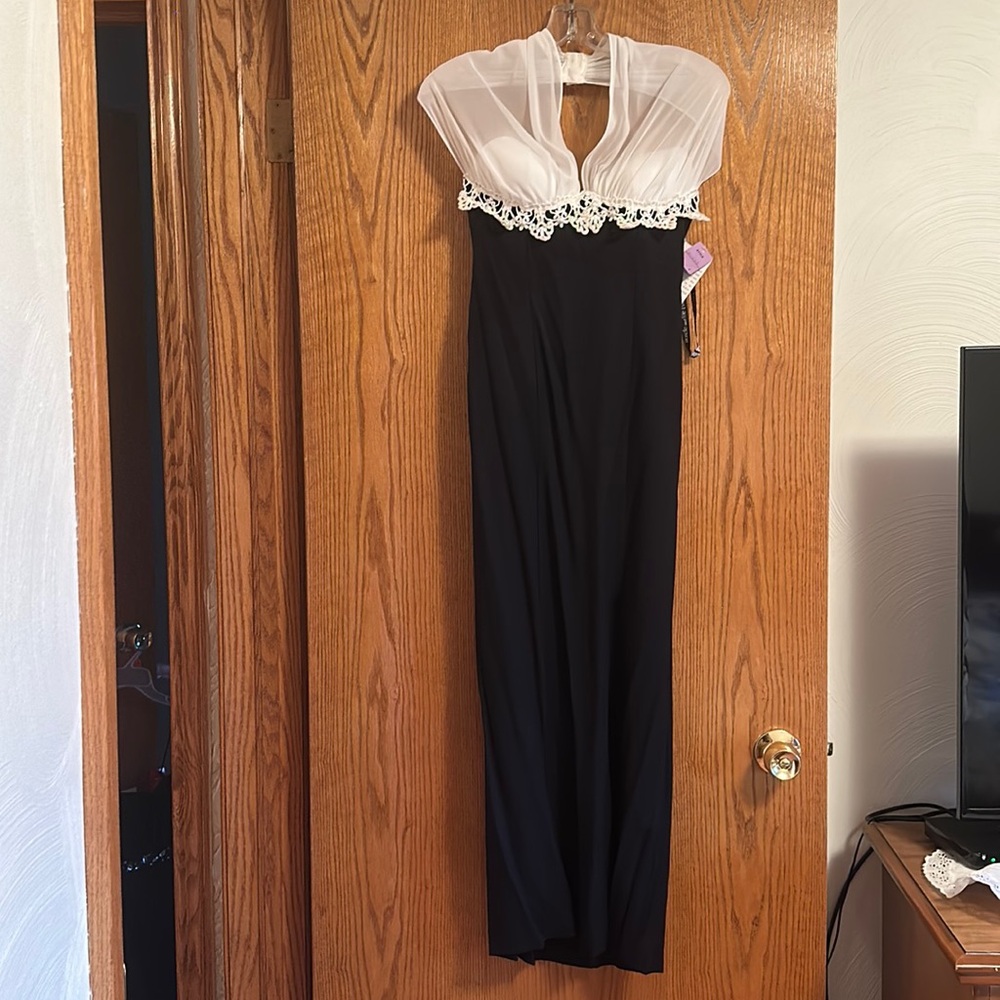 Long dress with open back and slit on the the side front